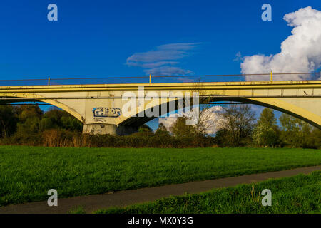 Bridge grafitti campo cloud estate Foto Stock