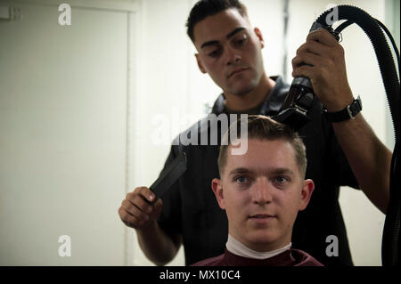 Oceano Pacifico (1 maggio 2017) PFC. Devan Rivera, un nativo di Chicago, assegnato al XV Marine Expeditionary Unit (MEU), dà Hospital Corpsman marinaio Alexander Vesel, nativo di Fort Walton Beach, Fla., assegnato anche al XV MEU, un taglio di capelli a bordo amphibious dock landing ship USS Pearl Harbor (LSD 52) nella nave il barbiere. 1.800 marinai e 2.600 marines assegnato all'America anfibio gruppo pronto (ARG) e il quindicesimo Marine Expeditionary Unit (MEU) stanno attualmente conducendo un composito unità di addestramento Esercizio (COMPTUEX) al largo della costa della California del Sud in preparazione per la ARG Foto Stock