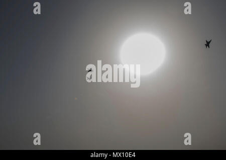 Golfo Arabico (29 aprile 2017) F/A-18s volare al di sopra della portaerei USS George H.W. Bussola (CVN 77) (GHWB). GHWB è distribuito negli Stati Uniti Quinta Flotta area di operazioni a sostegno della sicurezza marittima operazioni destinate a rassicurare gli alleati e partner e preservare la libertà di navigazione e il libero flusso di commercio nella regione. Foto Stock