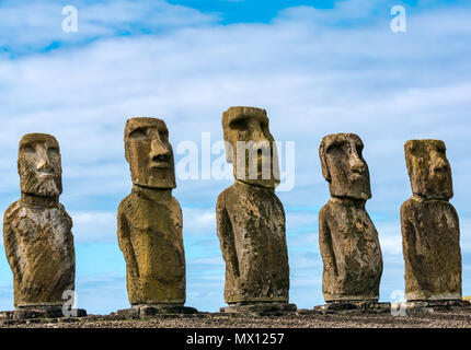 Tongariki Moai, ricostruita più grande ahu, con l'Oceano Pacifico sullo sfondo, l'isola di pasqua, Rapa Nui, Cile Foto Stock
