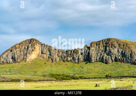 Ripide scogliere di Rano Raraku vulcano estinto cratere, sito di Moai testa cava, Isola di Pasqua, Rapa Nui, Cile Foto Stock