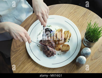 La bistecca e il grill cipolla, come una cena in background. Concetto e idea di cibo gustoso Foto Stock