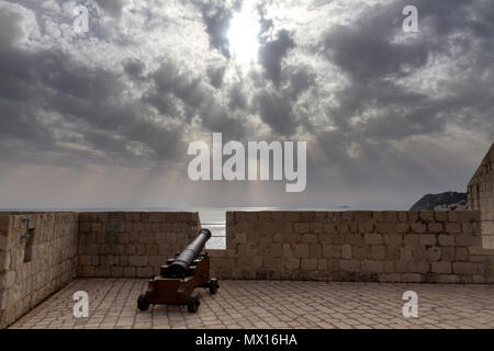 Una canon sul livello superiore della fortezza di Lovrijenac, Dubrovnik, Croazia. Foto Stock