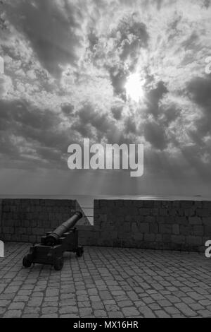 Una canon sul livello superiore della fortezza di Lovrijenac, Dubrovnik, Croazia. Foto Stock