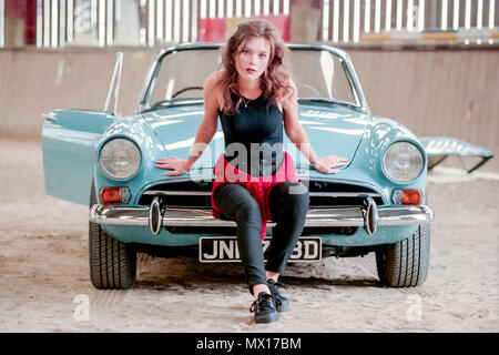 Attore Anna Friel sul set di "You Drive Me Crazy' a Plumpton College. Foto Stock