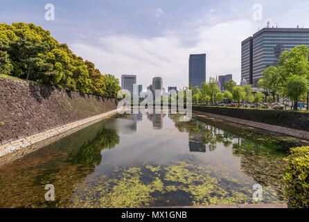 Bella riflessione sull'acqua del Palazzo Imperiale e il quartiere Chiyoda di Tokyo, Giappone Foto Stock