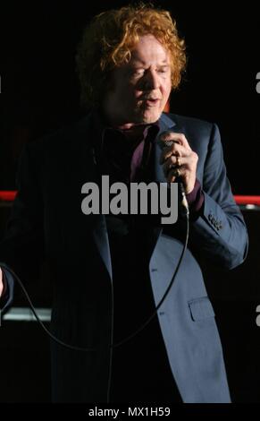 Liverpool, Regno Unito, Simply Red alias Mick Hucknall esegue a vendere la folla a Liverpool Echo Arena, credito Ian Fairbrother/Alamy Stock Foto Foto Stock