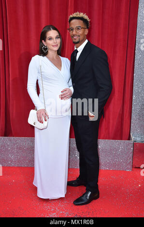 Helen Flanagan e Scott Sinclair frequentando il British Soap Awards 2018 tenutasi presso l'Hackney Empire, Londra. Foto Stock