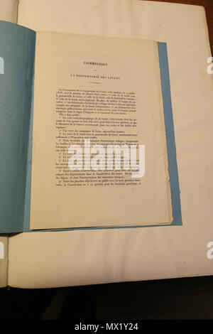 . Français : Fascicule, pagina 1, "Commision de la topographie des Gaules' insérée dans le Dictionnaire archéologique de la Gaule , publié par la Commissione instituée au ministère de l'istruzione publique et des Beaux-Arts, 1875. Exemplaire du Musée nationale d'Archéologie . 27 Marzo 2017 16:42:50. Commissione de la topographie de la Gaule 151 Dag-Commission-page1 Foto Stock