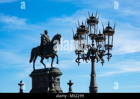 Scultura storico con cielo blu di Dresda, in Germania. Foto Stock