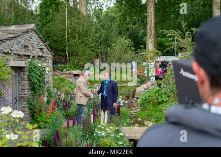Il giardinaggio il presentatore TV e scrittore, Monty Don, viene ripresa dalla BBC mentre guardando la BBC / RHS il Premio La Scelta degli utenti - Mostra Giardino vincitore: Benvenuti Foto Stock