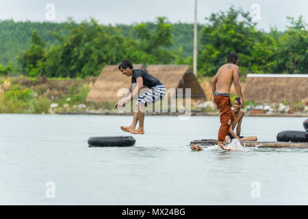 Uttaradit, Tailandia - 6 Agosto 2017: un gruppo di ragazzi adolescenti immersioni in acqua nel fiume vicino al resort in zone rurali di Uttaradit, Thailandia Foto Stock