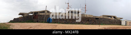 Il vecchio esercito difesa edificio con le antenne delle alture del Golan in Israele Foto Stock