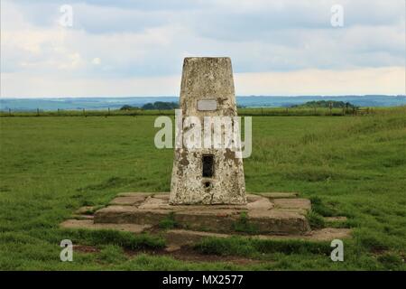 Ordnance Survey monumento di Uffington Castle sito in Oxfordshire, Regno Unito Foto Stock