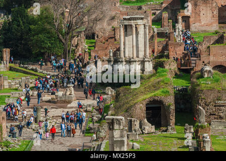 I turisti a piedi lungo la Via Sacra (Via Sacra) nel Foro Romano rovine antiche Foto Stock