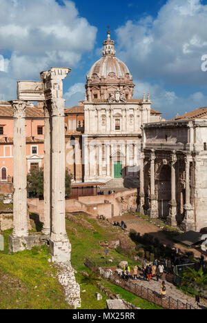 I turisti a passeggio tra Foro Romano antiche rovine nel centro di Roma Foto Stock