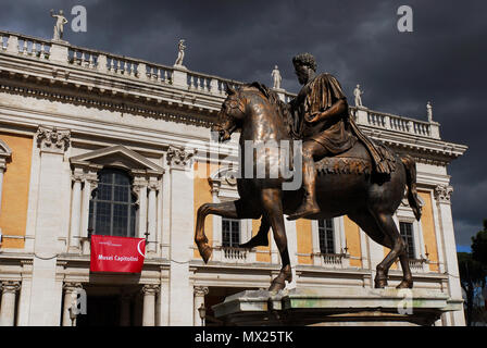 Musei Capitolini nel centro di Roma, il più antico museo pubblico in tutto il mondo, con la statua equestre di imperatore romano Marco Aurelio e Foto Stock