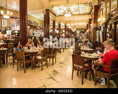 Persone in cafe tortone su Avenida de Mayo in centro città Microcentro di Monserrat quartiere nel capitale Buenos Aires, Argentina Foto Stock