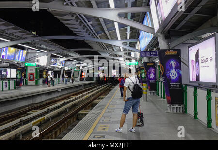 Bangkok, Thailandia - Apr 21, 2018. I passeggeri in attesa alla stazione BTS a Bangkok, in Thailandia. O BTS Skytrain è uno dei più comodi metodi per tra Foto Stock