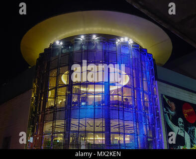 Bangkok, Thailandia - Apr 20, 2018. Il Siam Paragon edificio di notte a Bangkok, in Thailandia. Bangkok è la capitale e la città più popolosa del Regno di Foto Stock