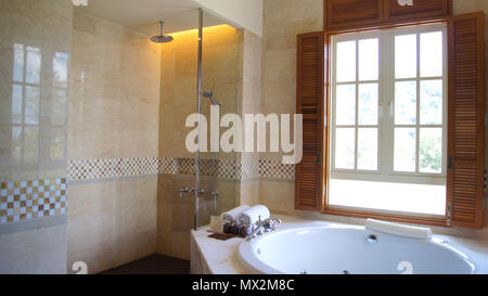 PULAU Langkawi, Malesia - 4 APR 2015: hotel lussuoso bagno interno con vasca idromassaggio Foto Stock