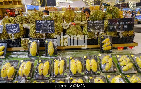 Bangkok, Thailandia - Apr 20, 2018. Frutta Durian al supermercato a Bangkok, in Thailandia. Bangkok è la città più popolosa del Regno di Thailandia. Foto Stock