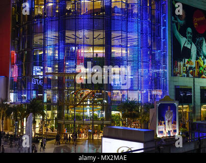 Bangkok, Thailandia - Apr 20, 2018. Il Siam Paragon edificio di notte a Bangkok, in Thailandia. Bangkok è la capitale e la città più popolosa del Regno di Foto Stock