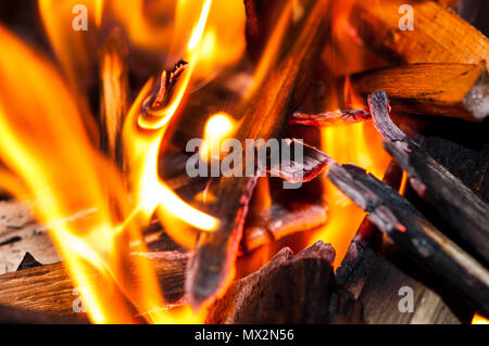 Fiamma divora i bastoncini di legno su un coasy camino in un hous Foto Stock