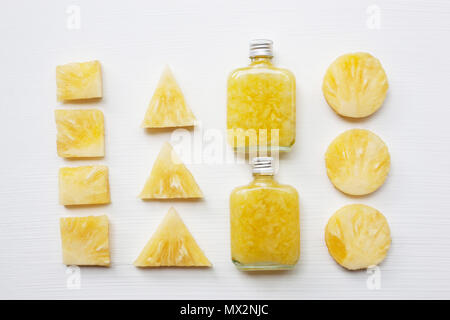 Ananas fresco succo su bianco, sano drink vitaminico. Foto Stock