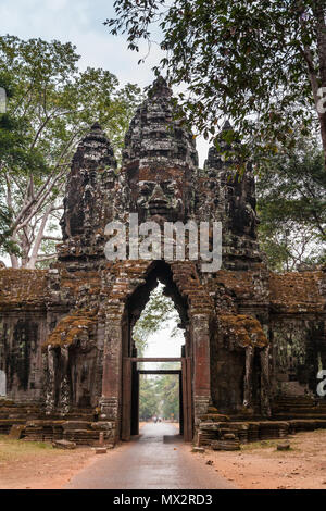 SIEM REAP - Gennaio 03, 2015: porta sud di Angkor Thom complesso vicino a gennaio 03, 2015 a Siem Reap, Cambogia. Foto Stock