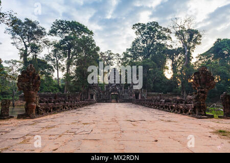 SIEM REAP - Gennaio 03, 2015: Strada di Preah Khan tempio di Angkor complesso su gennaio 03, 2015 a Siem Reap, Cambogia. Foto Stock