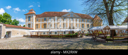 Cortile del castello in Slovenska Bistrica con ingresso anteriore, il cortile è utilizzato oggi come un mercato di generi alimentari, di proprietà pubblica non richiesta di release Foto Stock