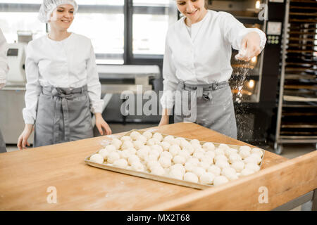 Fornai rendendo i panini a livello di fabbricazione Foto Stock