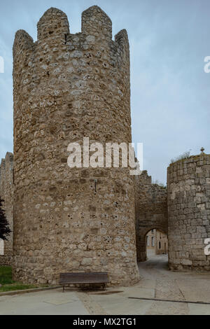 La torre e la porta di ingresso della parete alla città di Urueña, uno dei più bei villaggi in Spagna, Valladolid, Europa Foto Stock