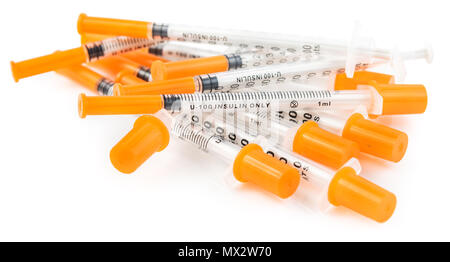 Pila di siringhe da insulina isolati su sfondo bianco. Foto Stock