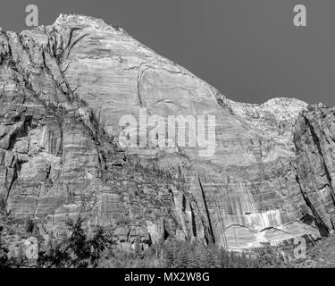 Solida roccia mountain top sotto il cielo chiaro e canyon verticale parete. Foto Stock