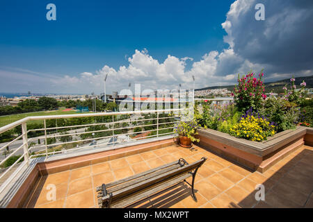 Bella terrazza moderna con un sacco di fiori in Salonicco, Grecia Foto Stock