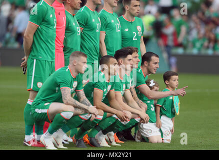 Repubblica di Irlanda John O'Shea (a destra) con il suo figlio Alfie e figlia Ruby prima della International amichevole all'Aviva Stadium di Dublino. Foto Stock