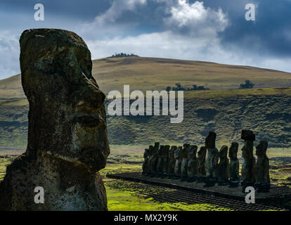 Tongariki Moai, ricostruita più grande ahu, Isola di Pasqua, Rapa Nui, Cile, con il vulcano estinto Poike in background Foto Stock