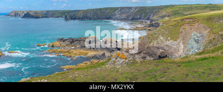 Parte della costa frastagliata di Lizard Point in Cornovaglia Foto Stock