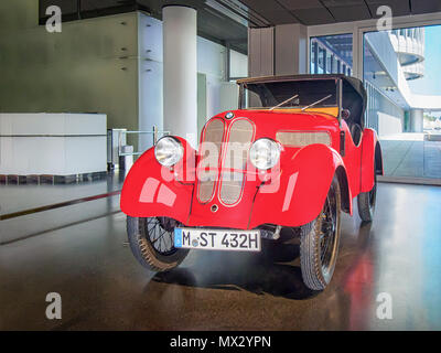 Monaco di Baviera, Germania-Aprile 8, 2017: 1929 BMW Dixi 3/15 PS Ihle Roadster nel museo BMW. Foto Stock