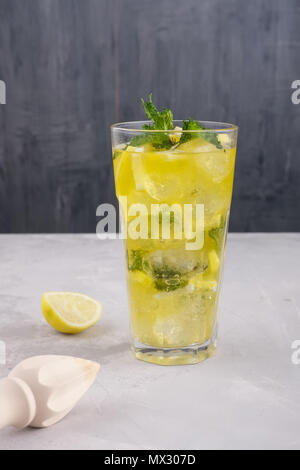 Vetro sfaccettate con freddo limonata di agrumi Foto Stock