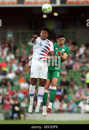 Degli Stati Uniti Weston McKennie (sinistra) e Repubblica di Irlanda è Callum O'Dowda battaglia per la sfera durante l'amichevole internazionale corrisponde all'Aviva Stadium di Dublino. Foto Stock