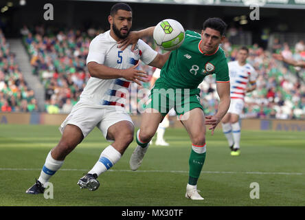 Degli Stati Uniti Cameron Carter-Vickers (sinistra) e Repubblica di Irlanda è Callum O'Dowda battaglia per la sfera durante l'amichevole internazionale corrisponde all'Aviva Stadium di Dublino. Foto Stock