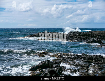 Onde che si infrangono sulla spiaggia rocciosa, l'isola di pasqua, Rapa Nui, Cile Foto Stock