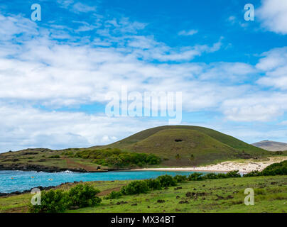 Anakena curvo Sandy Bay Beach con canoisti in oceano, Isola di Pasqua, Rapa Nui, Cile Foto Stock