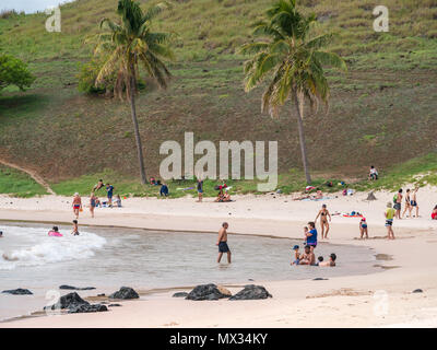Persone su Anakena curvo Sandy Bay Beach L'Isola di Pasqua, Rapa Nui, Cile Foto Stock