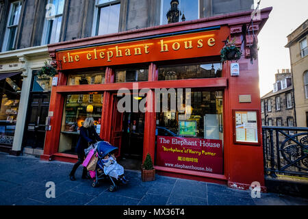 Edimburgo, Scozia - Aprile 2018: Donna con carrello passeggiate con la casa di elefante cafe, reso famoso come il luogo di ispirazione allo scrittore J.K. Rowling, autore di Harry Potter. Foto Stock