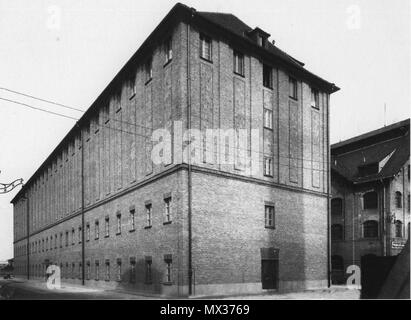 . Deutsch: Schlachthof: Fleischgroßhandelshalle, Architekten: James Bühring und Hubert Ritter. Das Gebäude diente der Lagerung des Fleisches. Im Keller des Gebäudes befanden sich die Gefrierräume. wobei das Erdgeschoss und das 1. Obergeschoss dem Verkauf guerra vorbehalten. 1926. Atelier Hermann Walter Bernhard Müller (* 1860; † 1930) Karl Walter (* 1877; † 11 ottobre 1940) 30 AHW Fleischgrosshandelshalle Schlachthof Lipsia 1926 Foto Stock