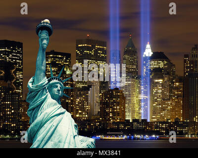 Manhattan fasci di luce e la statua della libertà di notte, la città di New York Foto Stock